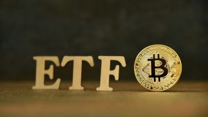سکه بیت کوین در کنار ETF
